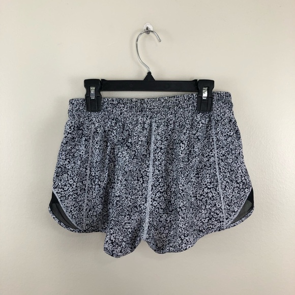 Lululemon Hotty Hot Short II *2.5" Ditsy Daisy White Black size 6 - Picture 9 of 12